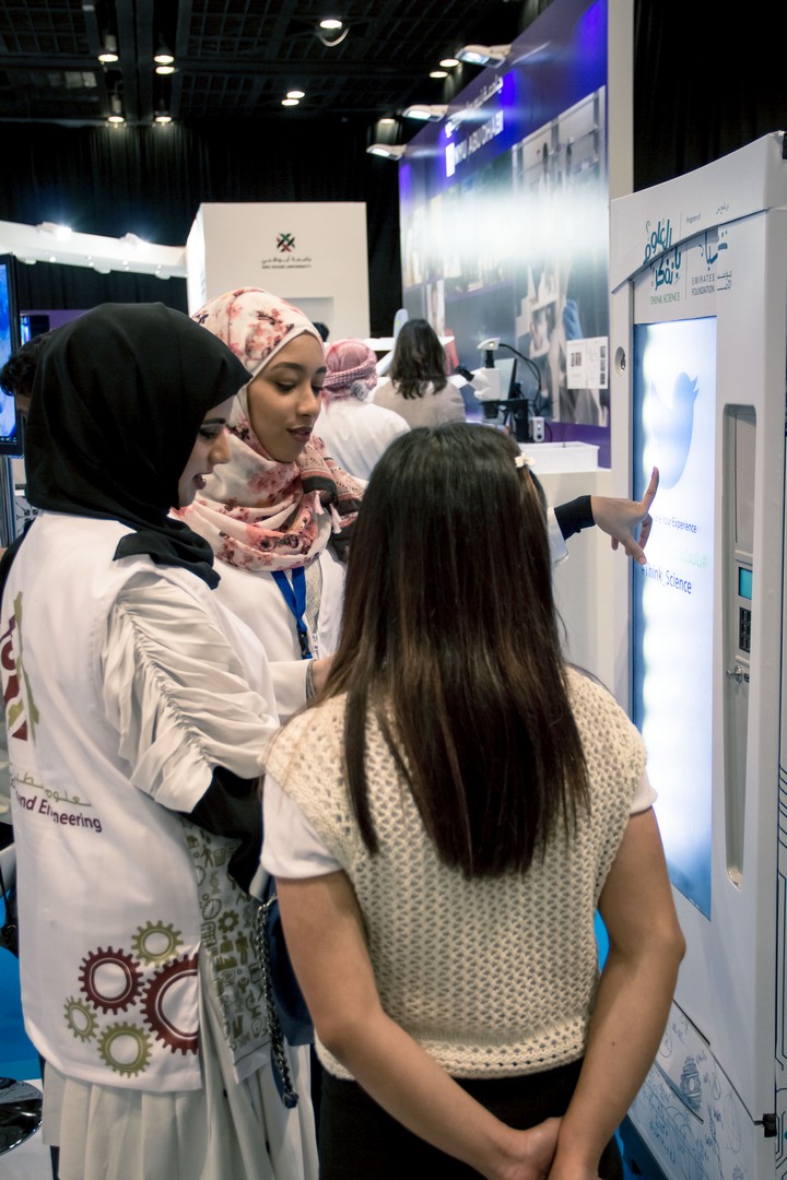 Smart vending station dispensing product samples after visitor engagement