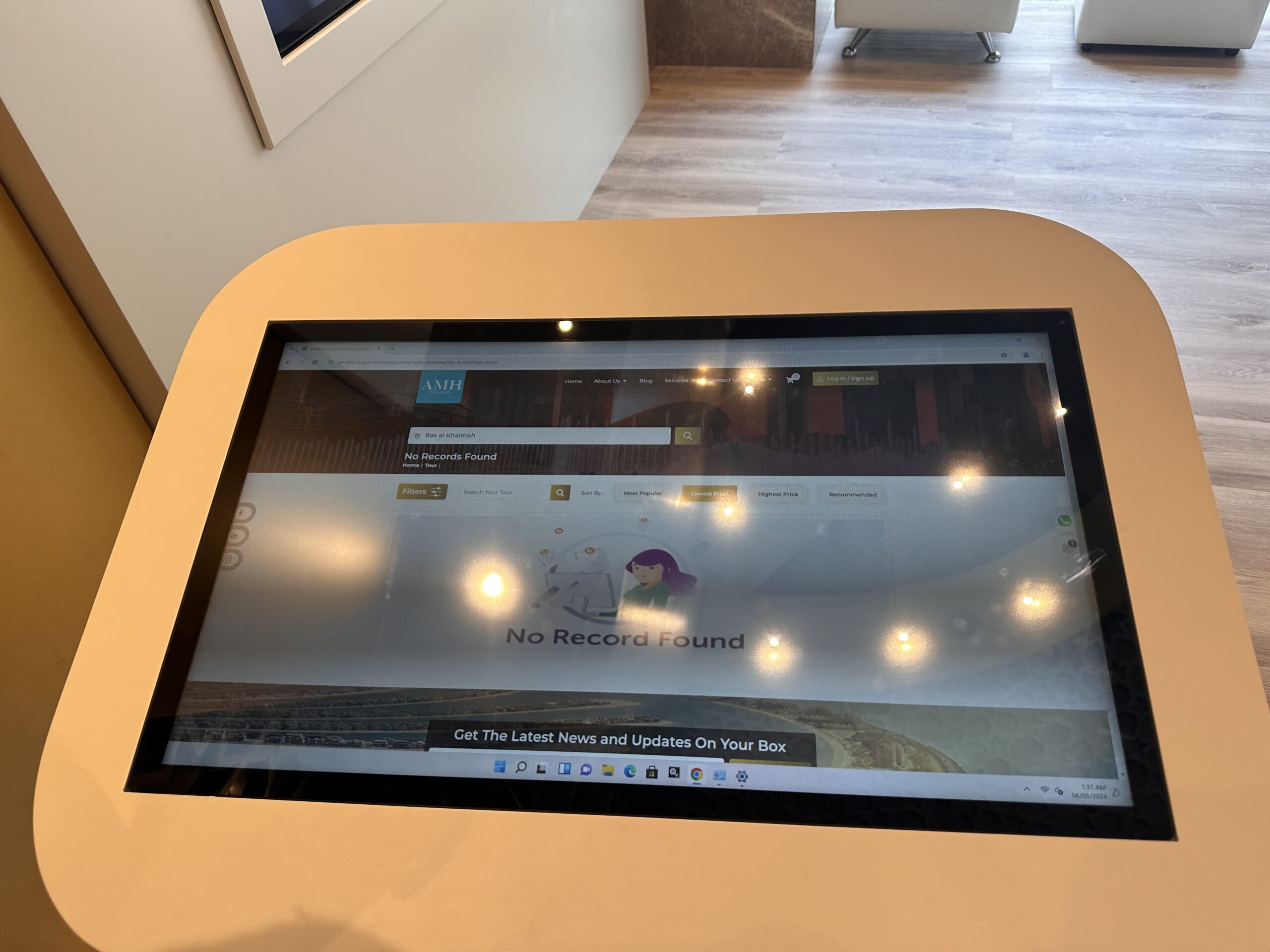 Retail and lobby digital signage displays with scheduled content
